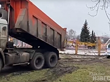 В центре Курска полицейский «УАЗ» вытащил из грязи «КАМАЗ»