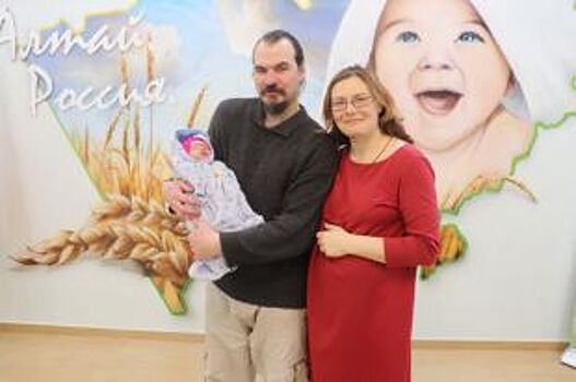 На Алтае женщина с редким заболеванием крови родила седьмого ребенка