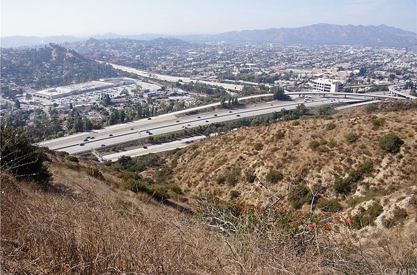 Участок в Лос-Анджелесе (США) — 64 сотки. Дом за такую сумму в Голливуде не купишь, но можно приобрести огромный участок земли на холме. 