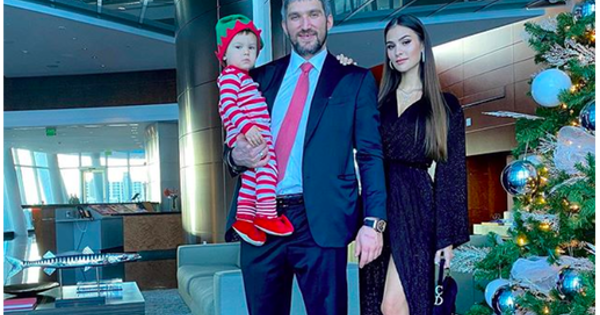 Порноактриса оценила фотографию жены Овечкина в плаще на