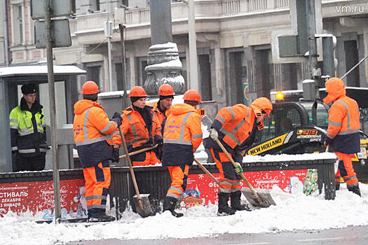 Около 8 тысяч единиц техники убирают снег в городе
