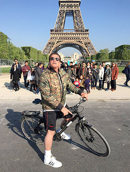 Арнольд Шварценеггер троллит туристов перед Эйфелевой башней.