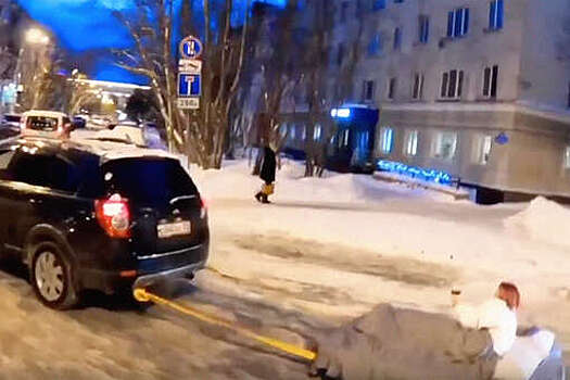 В Мурманске водитель зацепил на буксир девушку на матрасе с бокалом вина