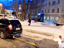 В Мурманске водитель зацепил на буксир девушку на матрасе с бокалом вина
