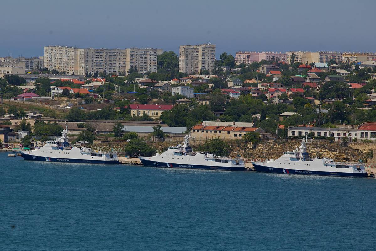 В Севастополе приостановили движение морского транспорта