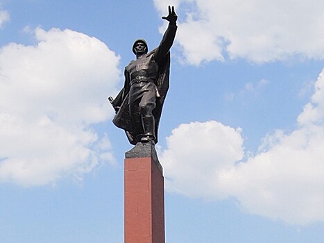 Часть монумента «Победа» обрушилась на Украине