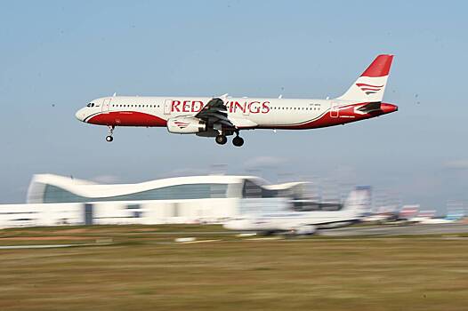 У российского самолета возникли проблемы с двигателем во время полета