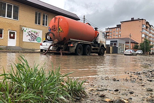 На затопленные улицы Краснодара вывели водооткачивающую технику