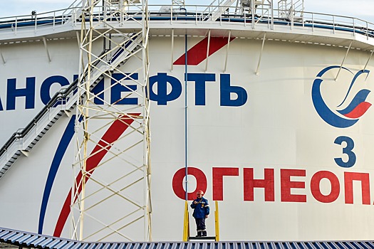 Отгрузка нефти на экспорт в Махачкале и Новороссийске приостановлена из-за шторма