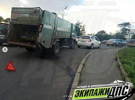 Во Владивостоке произошло ДТП с участием мусоровоза