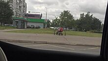 На улице Генерала Глаголева ребёнка в коляске бросили на велопарковке