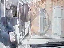 Россиянин вылетел из окна протаранившего стену автобуса и попал на видео