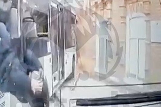 Россиянин вылетел из окна протаранившего стену автобуса и попал на видео