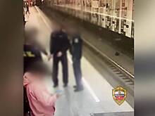 Подростки выстрелили из пистолета в поезд на станции метро «Рассказовка»