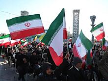 Протесты в Иране: Трамп пообещал поддержать «персидскую демократию» огнем авианосцев