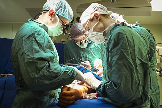 В Краснодаре врачи восстановили женщине пораженную опухолью глотку из тканей руки