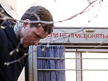 «Схватил за шею и пытался придушить»