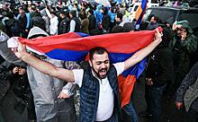 Недовольные сдачей территорий армяне идут свергать Пашиняна, остальная Армения запаслась попкорном