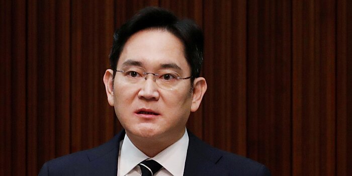 Вице-президента Samsung приговорили к тюремному сроку за взятку