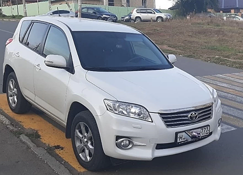 Саратовцев возмущает припаркованная на пешеходном переходе Toyota