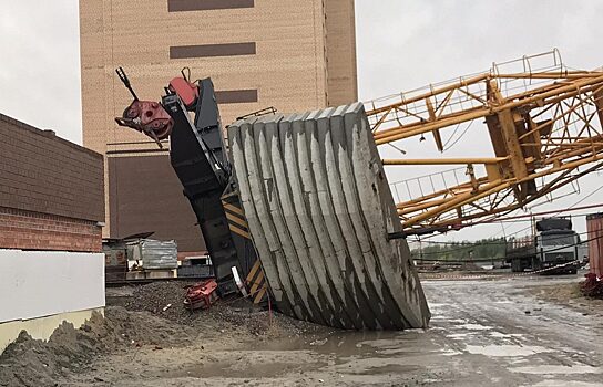 Пострадавшего при падении крана в Тюмени выписали из больницы