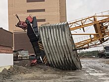 Пострадавшего при падении крана в Тюмени выписали из больницы