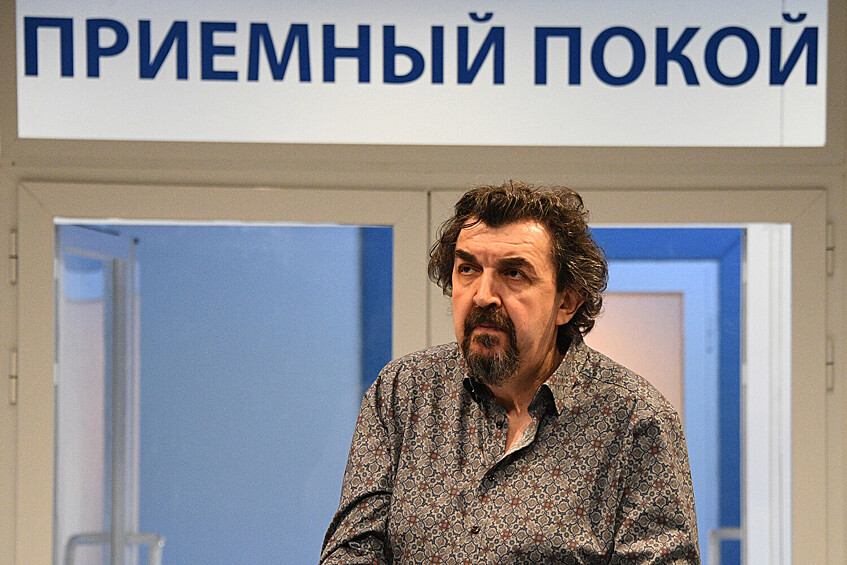 Игорь Золотовицкий в роли в сцене из спектакля автора и режиссера Евгения Гришковца "Весы" во время прогона на Малой сцене Московского художественного театра (МХТ) имени А.П. Чехова, 2017 год