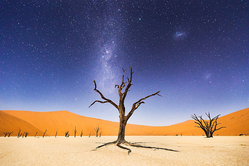 Луна освещает песчаные дюны в Мертвой долине в Намибии