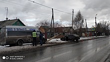В Омске маршрутка разбила легковушку фонарным столбом