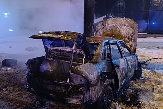 В Екатеринбурге машина врезалась в столб и загорелась