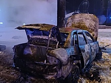 В Екатеринбурге машина врезалась в столб и загорелась