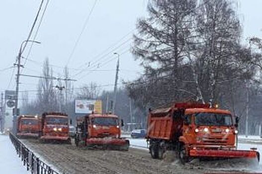 Во Владивостоке всю ночь убирали снег