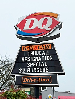 Отставки западных политиков объясняют "проклятием Зеленского"