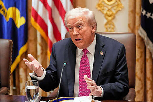 Трамп назвал почти изменой критику визита в Азию со стороны демократа Шумера