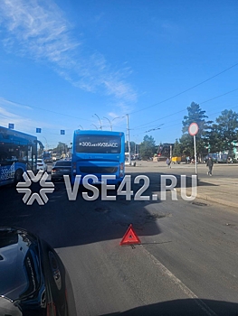 Сильная пробка возникла на кемеровском проспекте из-за ДТП с автобусом