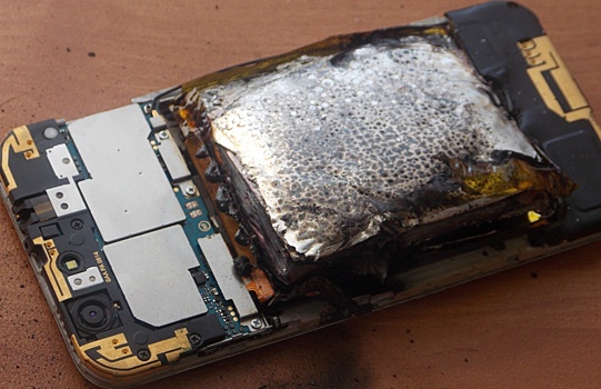 Смартфон взорвался в руках подростка в Новосибирске