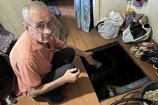 В Омске четвертый месяц не могут устранить утечку горячей воды