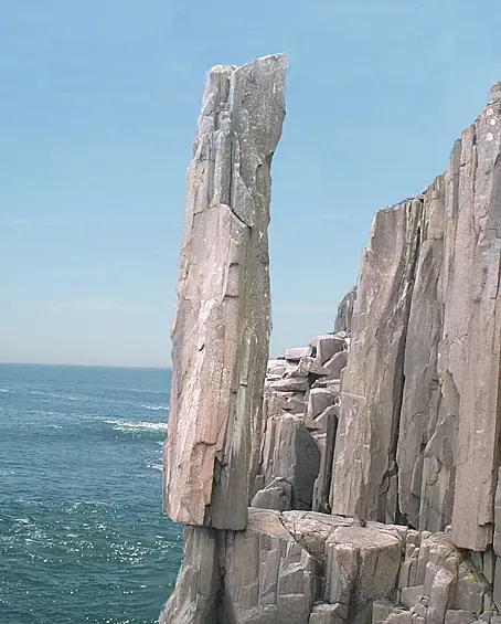 Лонг Айленд в Новой Шотландии. Эта скала, кажется, бросает вызов силе тяжести, так как расположена на самом краю небольшого постамента. Колонна высотой в 9 метров состоит из двух секций, грозно нависая над бушующим океаном.