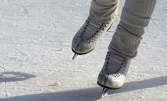 Хоккейную коробку начали заливать возле спортклуба «Старт» на Введенского