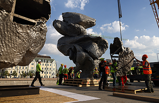 У «ГЭС-2» убирают «Большую глину № 4» и в августе заменят новой инсталляцией