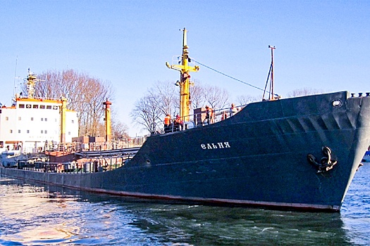 На базу Балтфлота из дальнего морского похода вернулся танкер "Ельня"