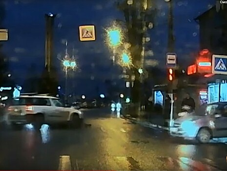 На видео попал момент ДТП, где иномарка сбила ребенка на "зебре" и выехала на тротуар