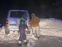 В Карачаево-Черкесии автоинспекторы помогли двум братьям вызволить застрявший в снегу внедорожник