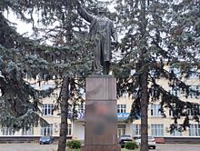 На постаменте памятника Ленину в Калуге нарисовали свастику