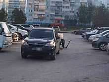 В Новосибирске автомобиль сбил маленького ребенка на самокате