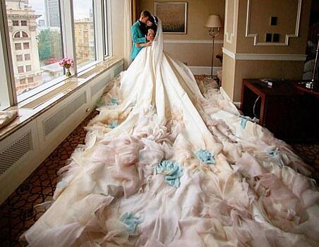 Хотели как лучше: пять самых пафосных свадебных платьев звезд «Дома-2»