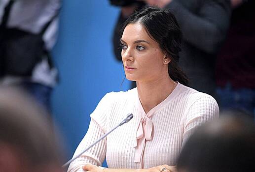 Исинбаева вернулась в Россию на похороны своего тренера