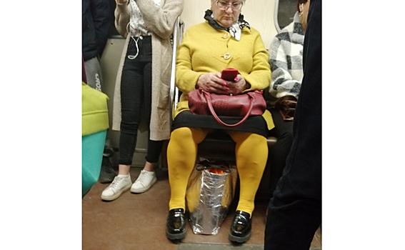 Бабушка в ярких колготках заставила улыбнуться пассажиров метро