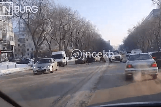 Двойное ДТП вызвало коллапс на улице Малышева в Екатеринбурге
