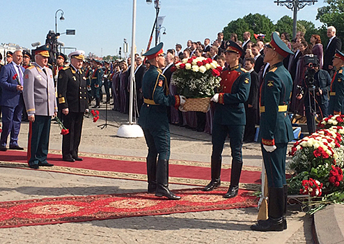 Главнокомандующий ВМФ России адмирал Владимир Королёв принял участие в церемонии возложения цветов к памятнику Петру I